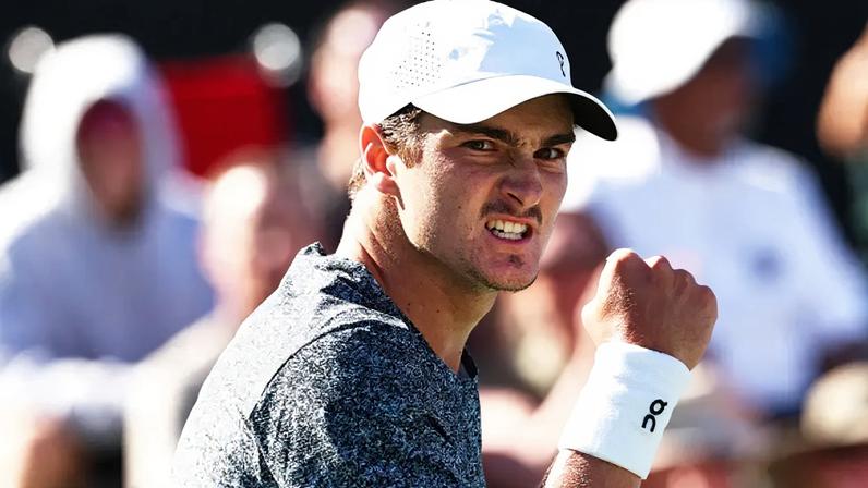 João Fonseca comemora ponto na vitória histórica sobre Khachanov em Indian Wells (Divulgação)