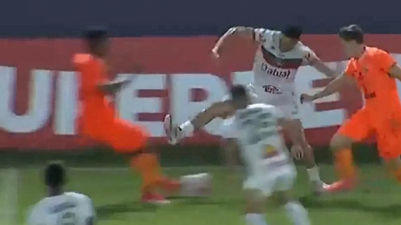 Clube afasta jogador por suspeita de manipulação de apostas após expulsão