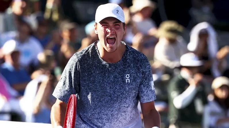 João Fonseca comemora ponto na vitória histórica sobre o russo Karen Khachanov em Indian Wells (Foto: Divulgação)