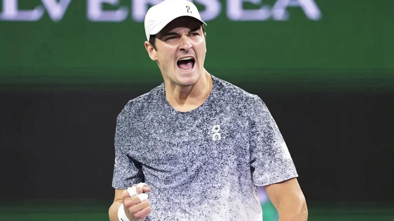 João Fonseca na histórica vitória sobre o americano Tommy Paul em Indian Wells (Divulgação)