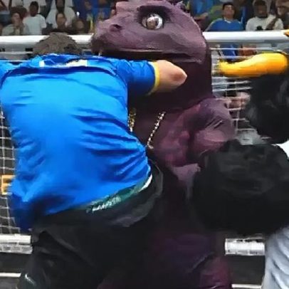Presidente da Kings League Brasil dá voadora em mascote e estreia é marcada por confusão