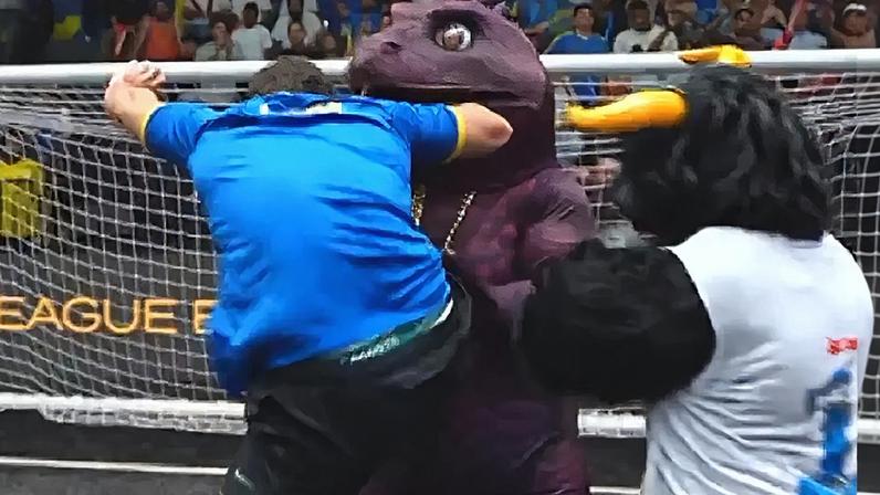 LuquEt4 deu uma voadora no mascote do Funkbol Podpah (Foto: Reprodução)