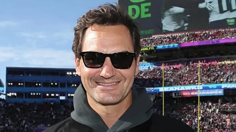 O suíço Roger Federer prestigiando o Super Bowl (Reprodução)