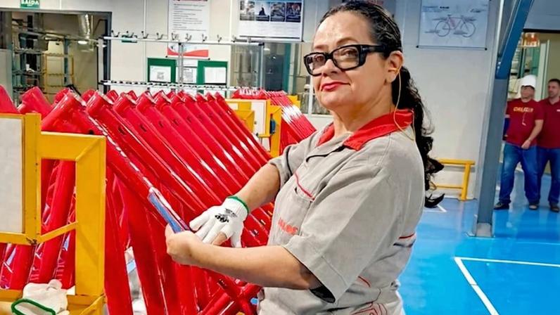 Mulheres duplicam presença no setor de duas rodas em 10 anos, 17% da força