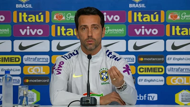 Edu Gaspar em coletiva da CBF (Foto: Reprodução/Twitter)