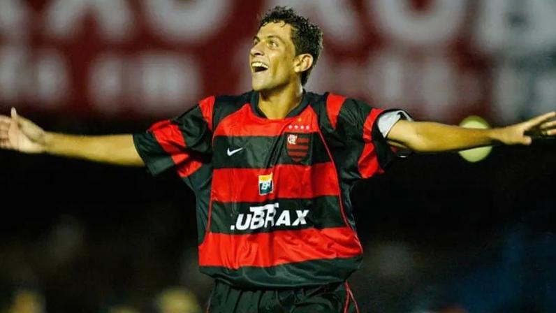 Jean foi revelado pelo Flamengo e brilhou no título estadual de 2004, com um hat-trick na decisão contra o Vasco