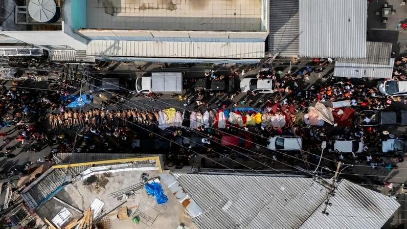 Imagem aérea mostra corpos enfileirados no Complexo da Penha, no Rio de Janeiro, após operação policial