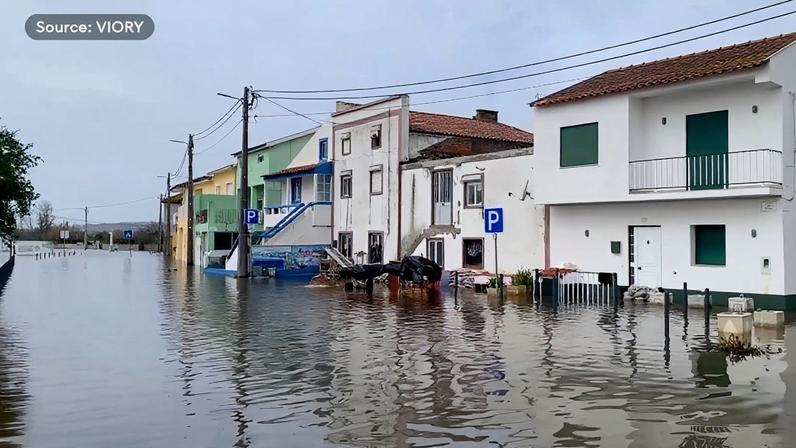 O mês foi marcado por eventos climáticos extremos, com chuvas intensas e enchentes em várias regiões. Na imagem, bairro alagado depois do transbordamento do rio Mondego na região de Coimbra, em Portugal