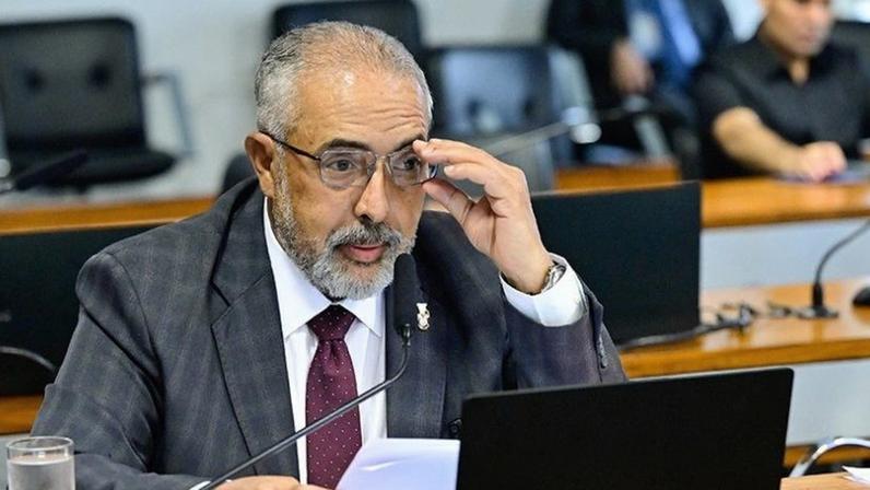 Na imagem, Paulo Paim, que apresentou o projeto inicial