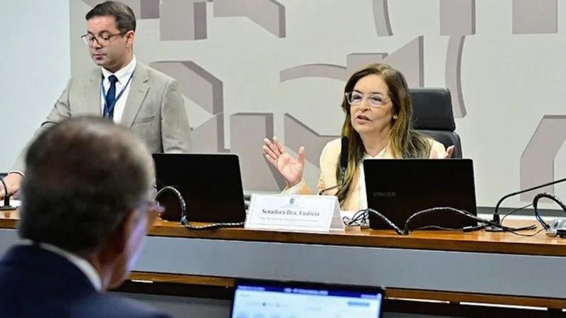 A senadora Dra. Eudócia durante a reunião da CAS