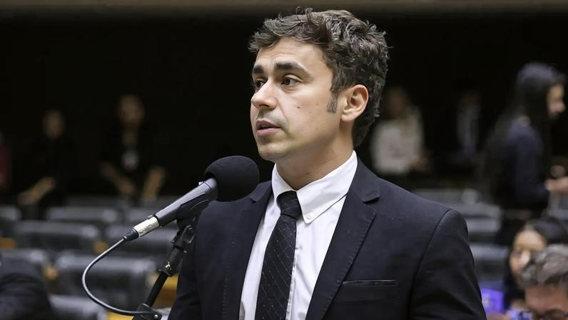 Legenda diz confiar no deputado federal e lembra que viagem ocorreu antes das suspeitas envolvendo o Banco Master.