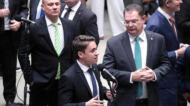 Durante reunião da bancada do PL na Câmara, Nikolas tomou a palavra para se dizer leal a Bolsonaro e se comprometer a transferir seu capital político a Flávio.