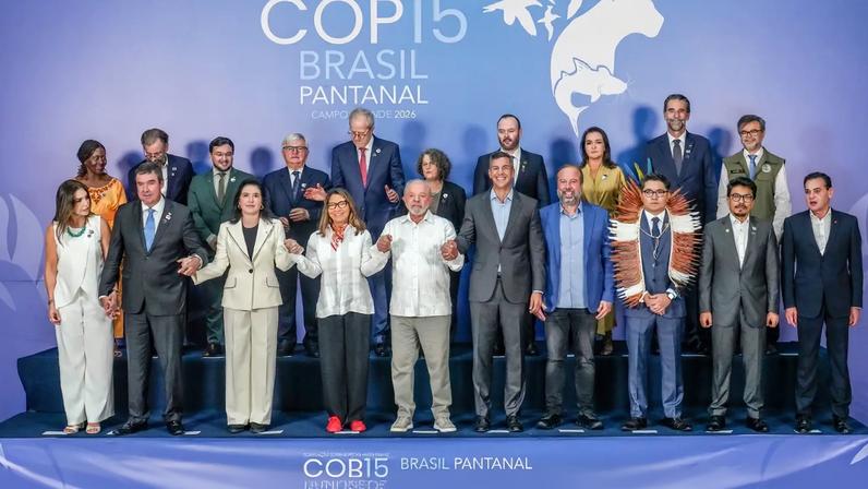 Campo Grande (MS), 22/03/2026 – Presidente Luiz Inácio Lula da Silva (c) e o presidente do Paraguai, Santiago Peña (Lado direito Lula), durante foto familia da COP15 biodiversidade Brasil-Pantanal