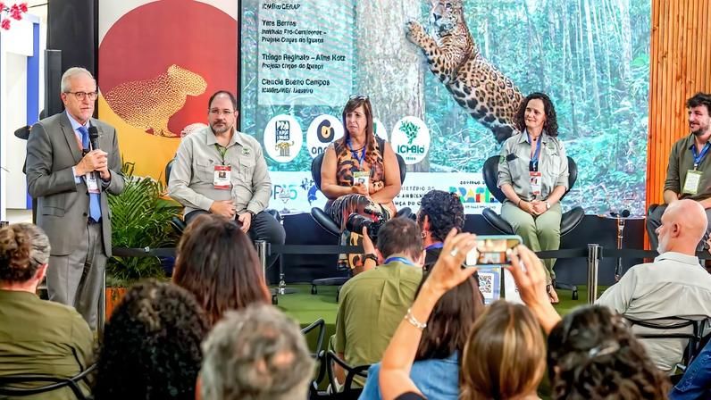 João Paulo Capobianco, presidente da COP15, participa da convenção da onça pintada no espaço Brasil.