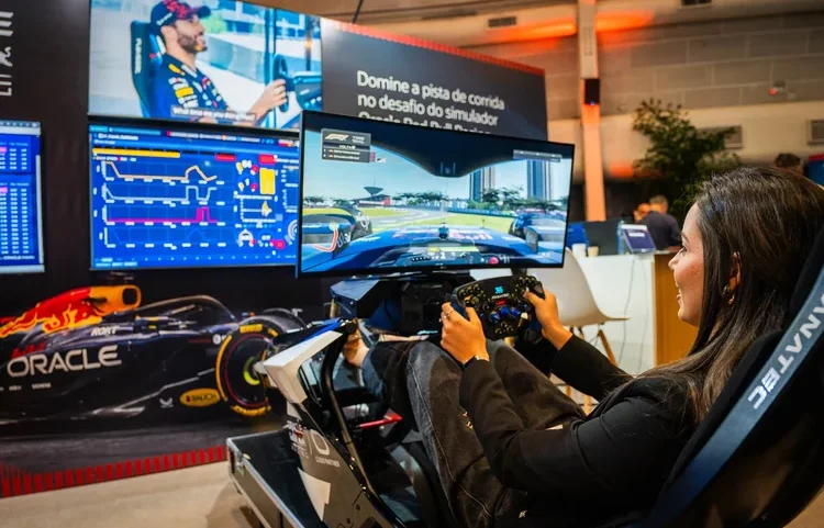 Simulador de F1 da equipe Red Bull e apoiada pela Oracle: monitoramento virtual da experência nas pistas (Oracle/Reprodução)