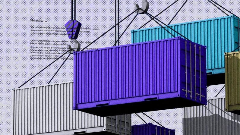 Contêineres sendo içados num porto