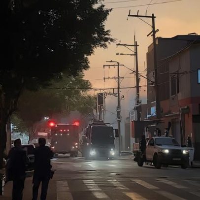 Incêndio de grandes proporções atinge fábrica no Brás, SP