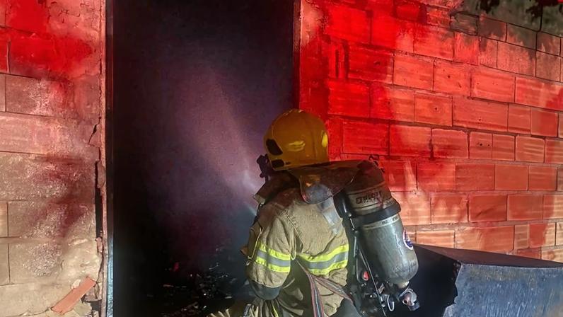 Incêndio atinge imóvel abandonado e causa danos no Norte de Minas