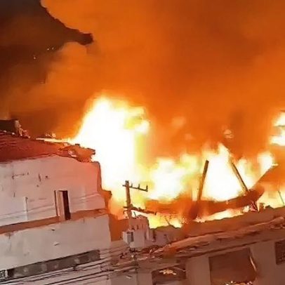 Incêndio atinge fábrica no Brás, SP, durante a noite