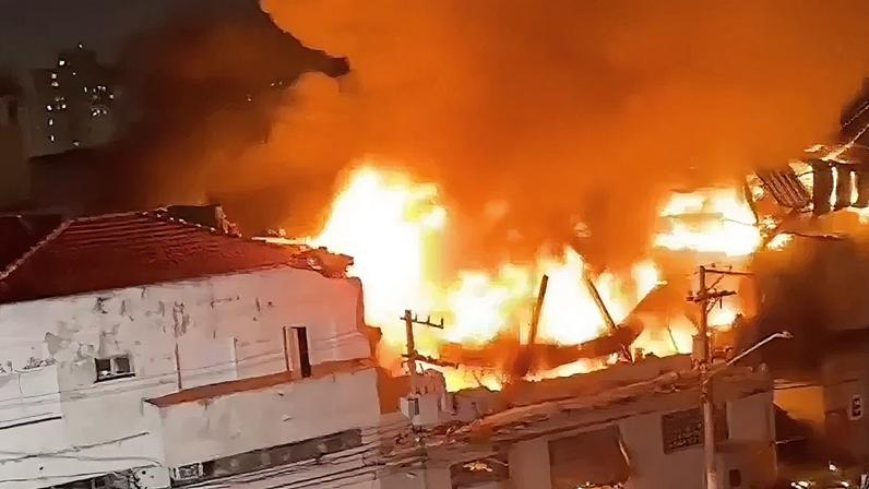 Na imagem, incêndio em fábrica no Brás