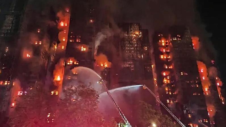 Evidências indicam que o incêndio começou quando um cigarro aceso caiu sobre detritos inflamáveis ​​amontoados em um poço de luz; na imagem, incêndio em Hong Kong em novembro