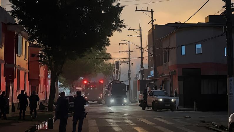 Incêndio em fábrica de sinuca no Brás, em São Paulo