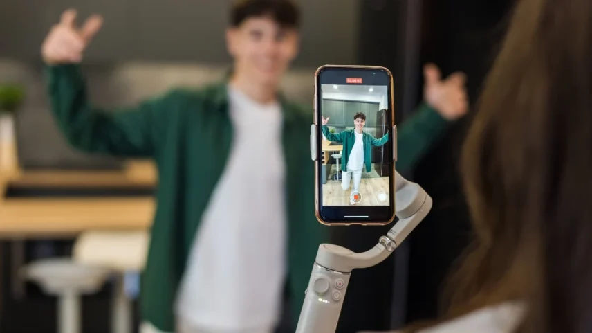 Pais de mini-influencers precisarão de autorização judicial para lucrar com conteúdo dos filhos