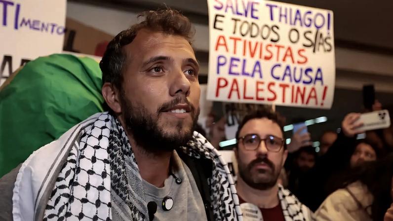 São Paulo (SP), 13/06/2025. O ativista Thiago Ávila durante a sua chegada no aeroporto de Guarulhos, após ser preso e deportado pelo exército israelense ao tentar desembarcar em Gaza. Foto: Paulo Pinto/Agência Brasil