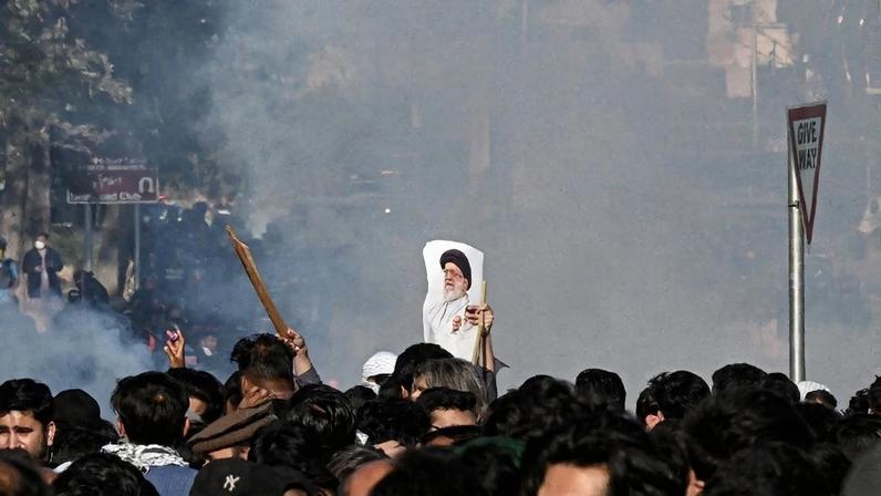 Manifestantes foram às ruas de Teerã lamentar a morte de Khamenei. Foto: Aamir Qureshi/AFP