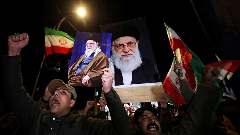Iranianos vão às ruas protestar contra ataque de Israel e Estados Unidos. Foto: Ahmad Al-Rubaye/AFP