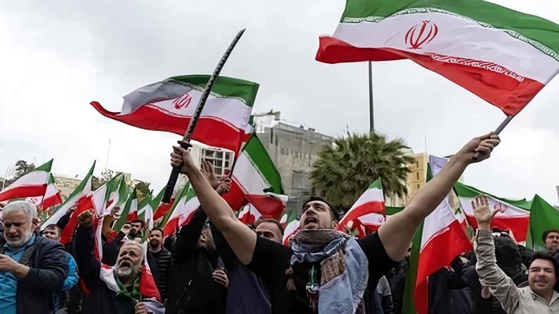 Iranianos protestam contra os ataques de Israel e dos Estados Unidos contra o Irã em 28 de fevereiro de 2026, em Teerã, Irã