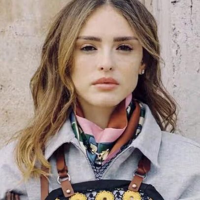 Isabelle Drummond desfila em Paris com look de avental fashionista