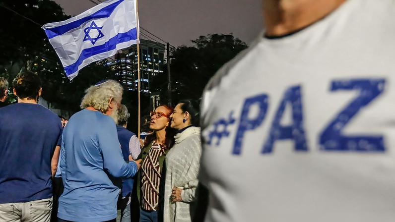 São Paulo SP 10/10/2023 Federação Israelita do Estado de São Paulo, realiza ato na Praça Centenário de Israel, "Com Israel contra o Terrorismo". Foto: Paulo Pinto/Agência Brasil