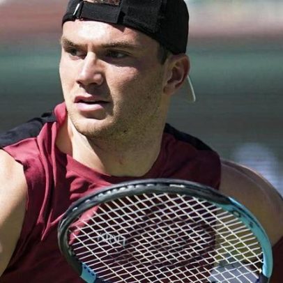 Draper inicia defesa do título com virada; Ruud estreia bem