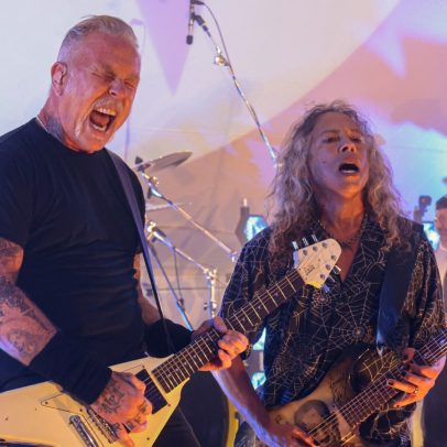 James Hetfield recebe apoio da noiva em proposta subaquática