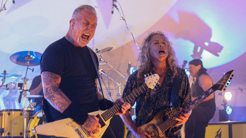 James Hetfield recebe apoio da noiva em proposta subaquática