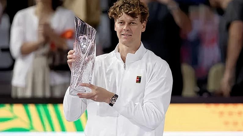 Jannik Sinner com o troféu de campeão do Miami Open