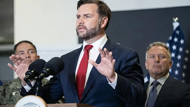 O vice-presidente dos EUA, JD Vance, discursa durante uma coletiva de imprensa após um briefing militar no Centro de Coordenação Civil-Militar em 21 de outubro de 2025 em Kiryat Gat, Israel