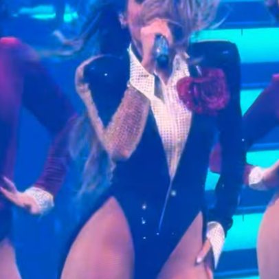 Jennifer Lopez tropeça e quase cai durante show em Las Vegas