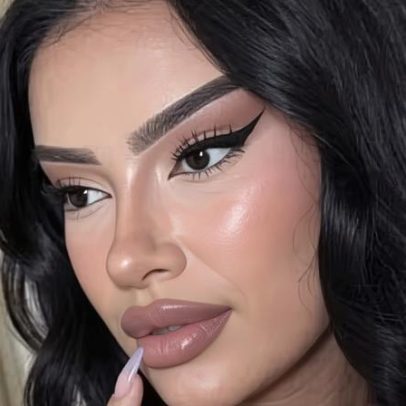 Influenciadora fala de mudanças no rosto após procedimentos e múltiplas trocas de passaporte