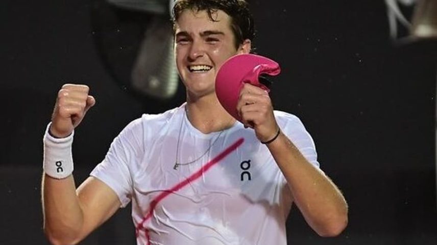 João Fonseca na vitória sobre Arthur Fils no Rio Open de 2024 (Foto: Fotojump/Divulgação)