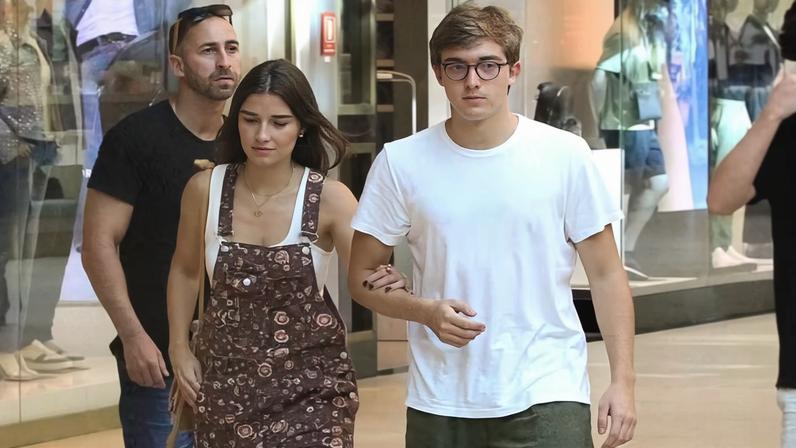 Joaquim Huck passeia com namorada em shopping no Rio