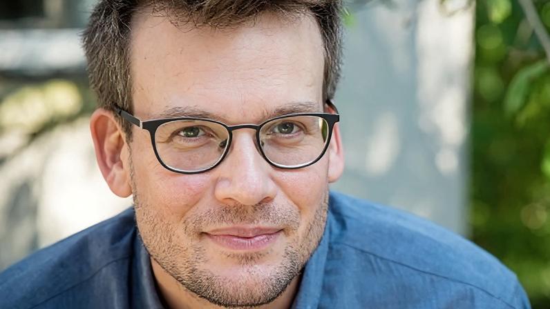 Novo romance ficcional de John Green chega ao Brasil após 9 anos