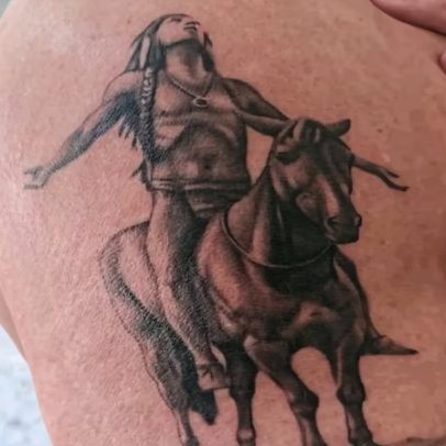John Stamos revela primeira tatuagem, impressionando fãs