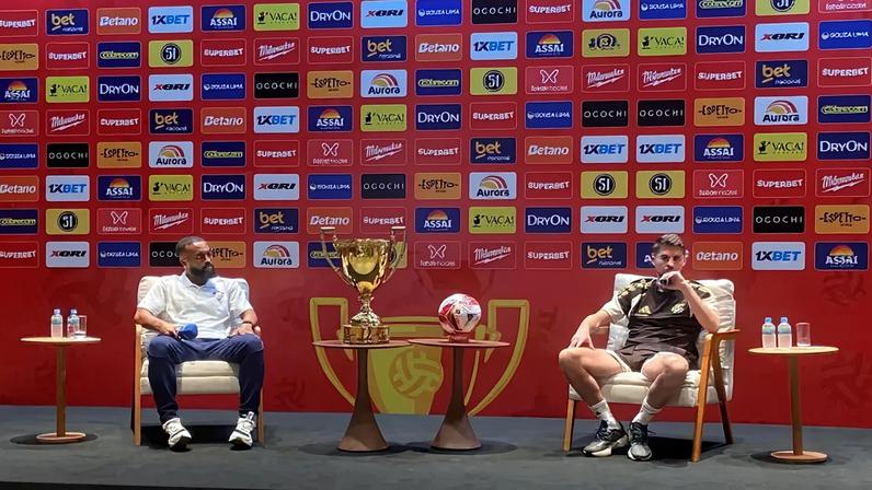 Samuel Xavier, do Fluminense, e Jorginho, do Flamengo, em evento da final do Campeonato Carioca (Foto: Pedro Brandão/ Lance!)