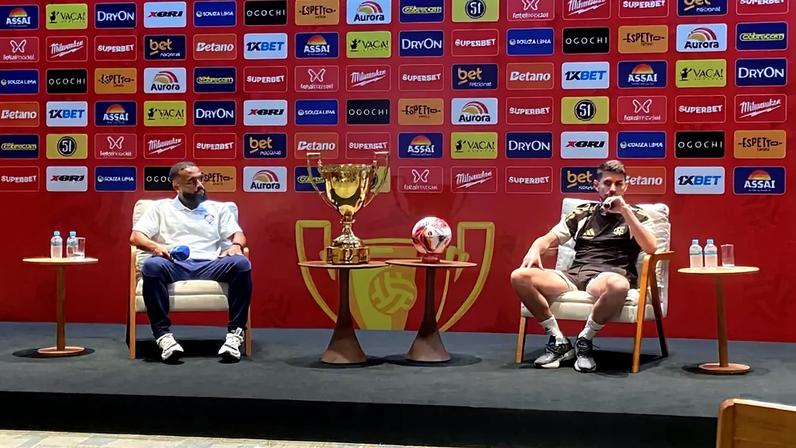 Samuel Xavier, do Fluminense, e Jorginho, do Flamengo, em evento da final do Campeonato Carioca (Foto: Lance!)