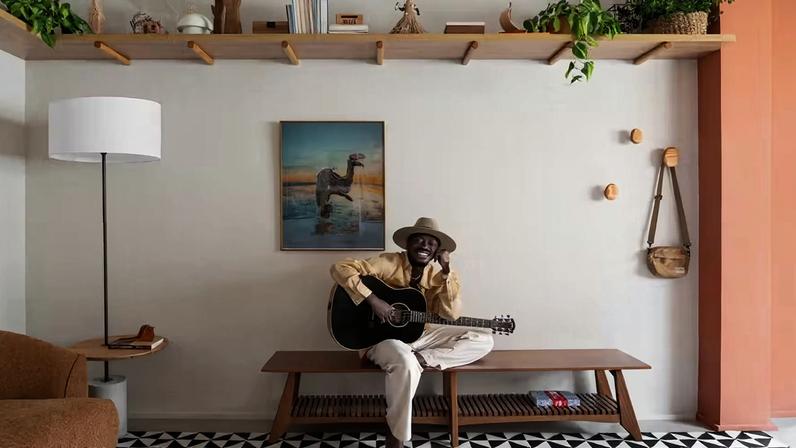 RETRATO | O cantor e compositor Jota.pê está na sala de sua casa alugada na capital paulista. Peças compradas em viagens integram a composição, a exemplo do orixá e as figas decorativas