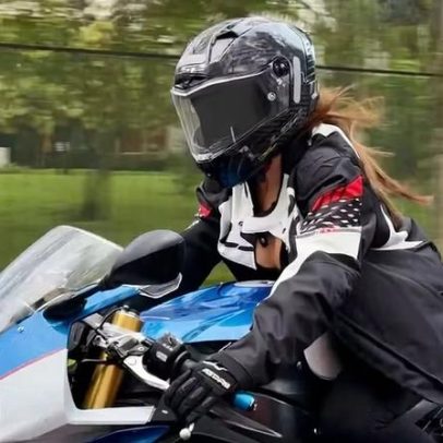 Juliette volta a andar de moto e fãs lembram da queda