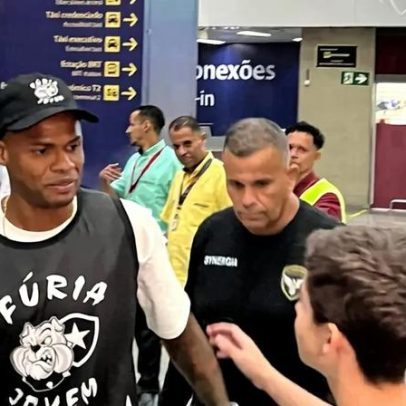 Júnior Santos chega ao Rio para assinar com o Botafogo