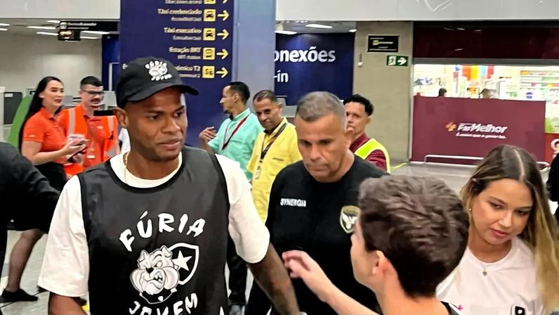 Júnior Santos chega ao Rio para assinar com o Botafogo